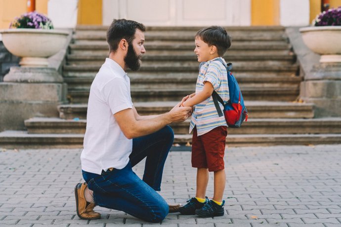 Archivo - Padre e hijo, educación.