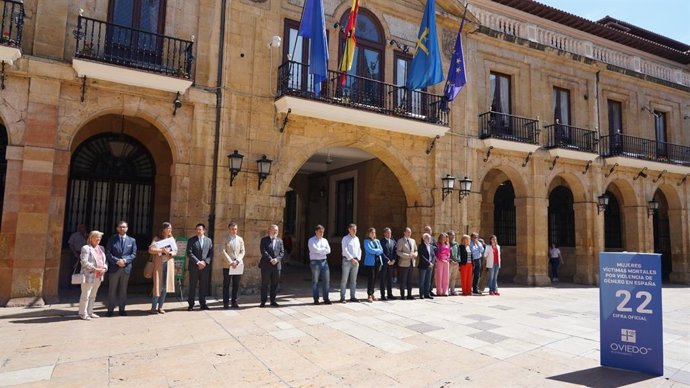 Minuto de silencio en el Ayuntamiento de Oviedo