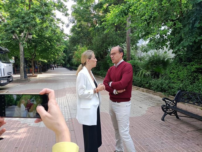 Archivo - María Guardiola y Rafael Mateos en el Paseo de Cánovas en Cáceres durante la campaña electoral de las pasadas elecciones del 28M