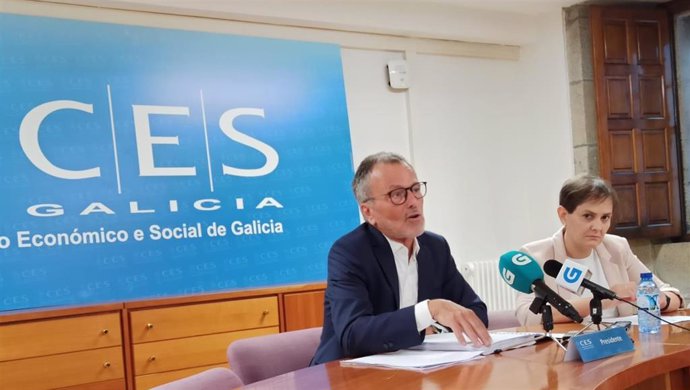 El presidente del Consello Económico e Social, Agustín Hernández, y Cristina Rama --representante de la Confederación de Empresarios de Galicia en el CES-- presentan la memoria del CES de 2022