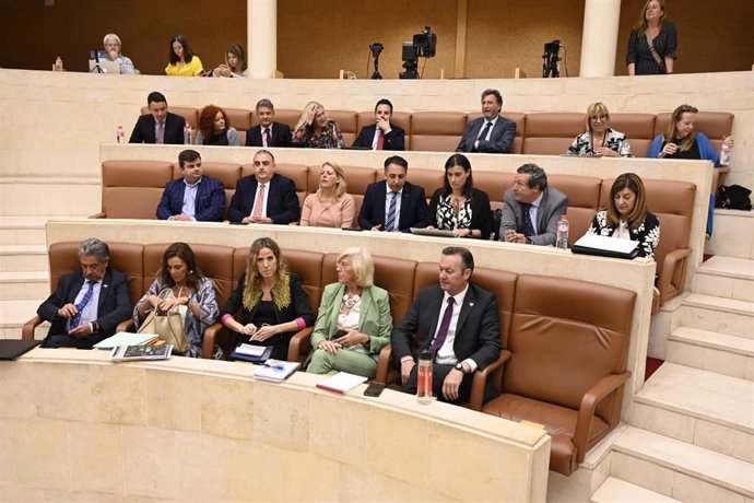 Diputados de PP, PRC y Vox en el Hemiciclo durante la segunda sesión del debate de investidura