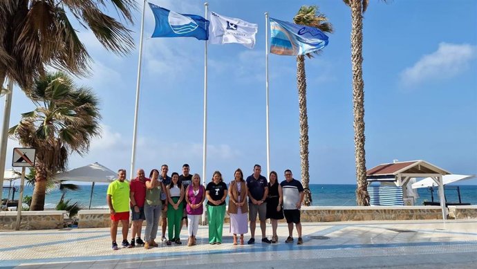 La playa de Algarrobo Costa luce ya la Bandera Azul que reconoce su calidad