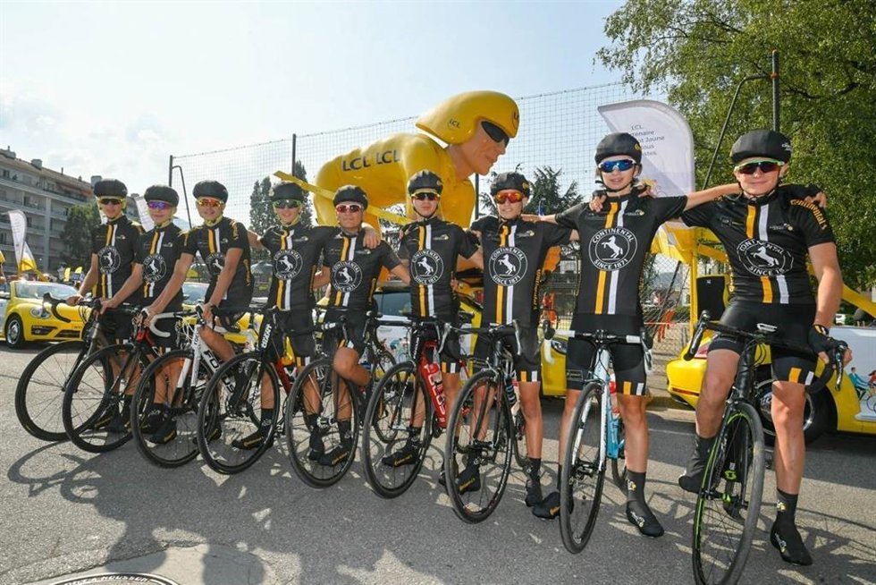 Fotografía del evento Cadets-Juniors, en el que jóvenes ciclistas recorren el principio y el final de etapas del Tour de Francia.