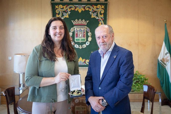 Villalobos entrega la medalla de la Provincia a Pilar Manchón, que no pudo recibirla en la reciente gala de entrega de estos galardones.