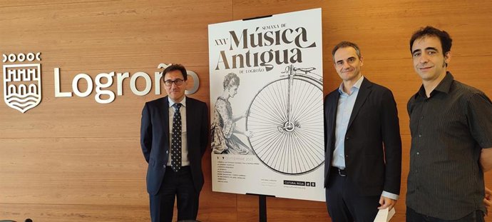 El concejal de Promoción de la Ciudad, Miguel Sainz, junto  al jefe del servicio de Promoción Cultural de Cultura del Ejecutivo regional, Gabriel Santos, y el director de Actividades Culturales, Juan García