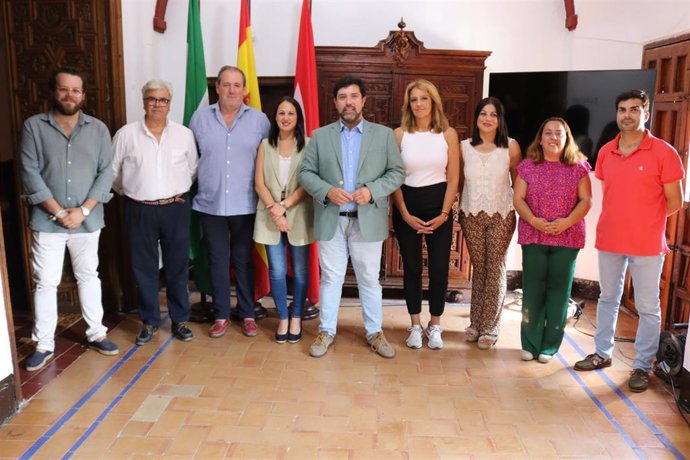 El alcalde de Lora con su equipo de gobierno