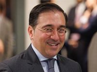 Albares critica los pactos entre PP y Vox: "Cuando quitas la bandera LGTBI, no quitas simplemente un símbolo"