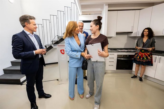 Chueca entrega las llaves de cinco nuevas viviendas sociales en el Casco Histórico