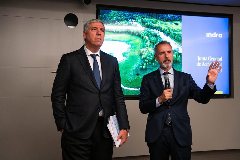 (I-D) El nuevo consejero delegado de Indra, José Vicente de los Mozos, y el presidente de Indra, Marc Murtra, durante la junta general ordinaria de accionistas de Indra, a 30 de junio de 2023, en Alcobendas, Madrid (España). 