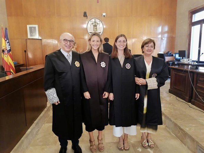 En el centro, las juezas Marina Bueno y Rocío María Tomás, acompañadas de sus padrinos, los magistrados Joaquín Andrés (i) y Piedad Marín (d).