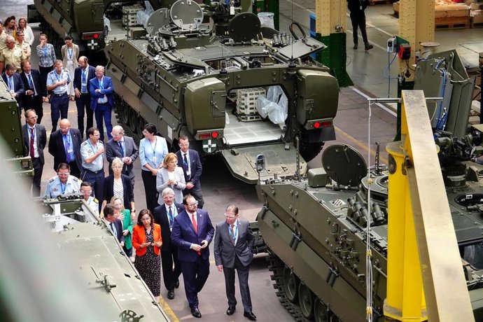 La ministra de Defensa, Margarita Robles (2i), y el presidente del Principado en funciones, Adrián Barbón (2d), durante una visita a la fábrica de Santa Bárbara Sistemas en Trubia, a 30 de junio de 2023, en Turbia, Asturias (España). 