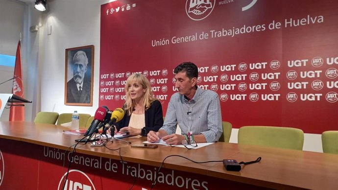 La secretaria general de UGT Andalucía, Carmen Castilla, y el secretario general de UGT Huelva, Sebastián Donaire, en rueda de prensa en Huelva.