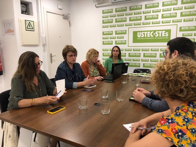 La consellera de Educación de la Generalitat, Anna Simó, y otros miembros del departamento en la reunión de este viernes con UstecStes