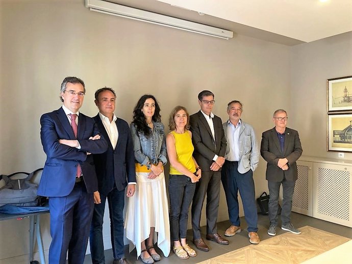 Alguns membres de la candidatura d''Eines de país. Un pas més'