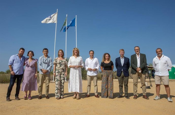 Autoridades tras la izada de las banderas en la playa del Espigón.
