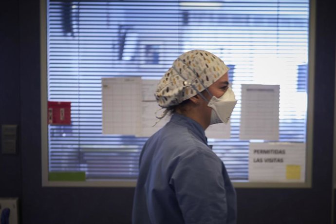 Archivo - Una empleada sanitaria protegida trabaja en las instalaciones pertenecientes a la UCI de la Clínica Universidad de Navarra, en Pamplona, Navarra, (España), a 10 de noviembre de 2020. La situación actual de las UCI, ahora que la región pasa por
