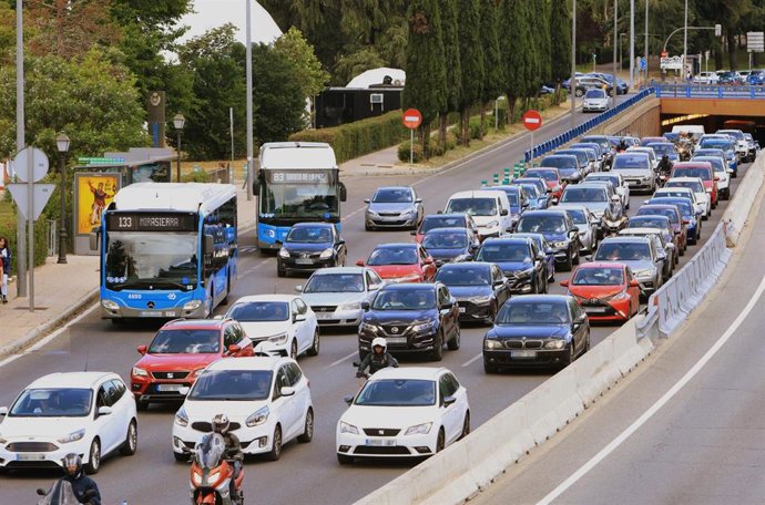 Archivo - Atasco en la autovía A-6