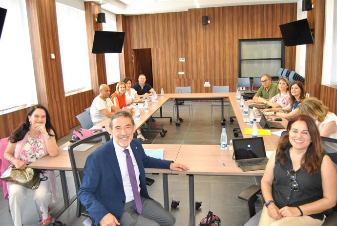 La Comisión Regional de Seguimiento del Programa de Fomento de Empleo Agrario, presidida por el delegado del Gobierno, Francisco Jiménez