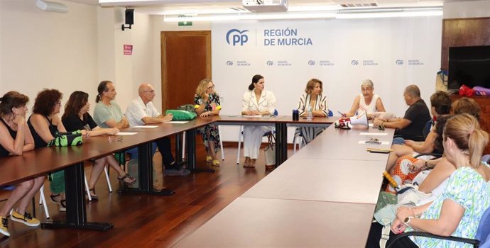 Las candidatas al Congreso de los Diputados por la Región de Murcia, Miriam Guardiola e Isabel Borrego, ha mantenido una reunión con los funcionarios de Justicia