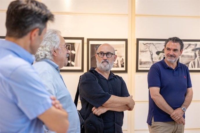 Javier Cámara inaugura en lAlfs su exposición El placer de mirar en el marco del 35 Festival de Cine