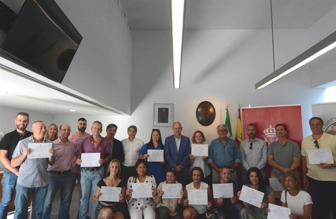 Ayuntamiento De Tomares: Nota De Prensa Y Foto (Diecisiete Vecinos Se Diploman En Jardinería Y Limpieza Viaria En La Escuela De Oficios De Tomares )