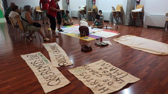 Vecinos encerrados en el centro cívico La Plata, en Su Eminencia, para denunciar los "continuos" cortes de luz.