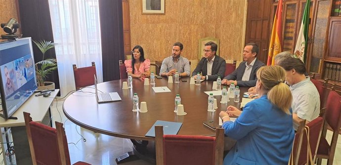 Subdelegación presenta al alcalde de El Ejido y a los movimientos vecinales de Balerma la alternativa elegida para resolver la erosión de la playa