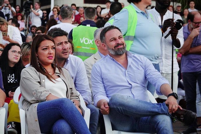 El presidente de Vox, Santiago Abascal, y la diputada en el Principado, Carolina López.