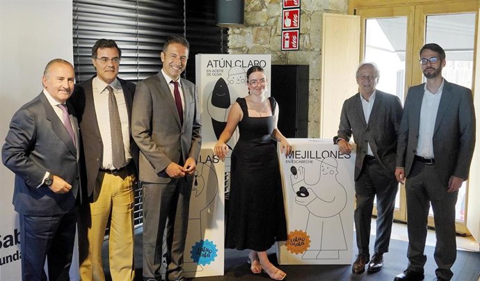 Alba Castro, ganadora del V Premio de Diseño Anfaco-Fundación Sabadell por su propuesta de packaging 'El buen pescador'.
