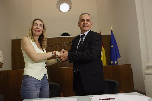 La presidenta del PP de Extremadura, María Guardiola y el portavoz de Vox en la Asamblea de Extremadura, Ángel Pelayo Gordillo, durante la firma del acuerdo entre PP y Vox.