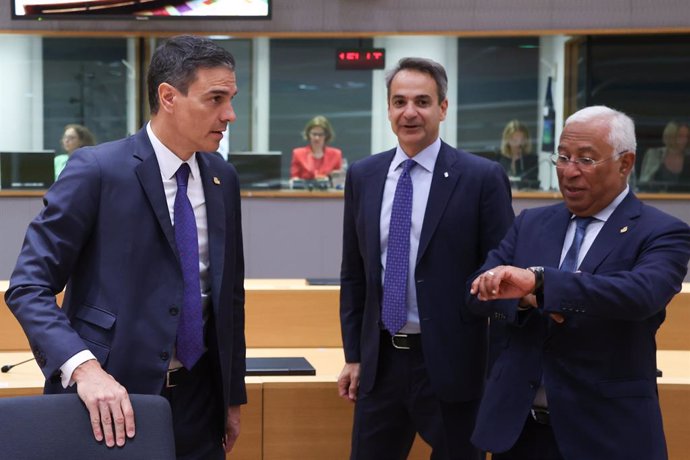 HANDOUT - 30 June 2023, Belgium, Brussels: (L-R) Spanish Prime Minister Pedro Sanchez, Prime Minister of Greece Kyriakos Mitsotakis, and Prime Minister of Portugal Antonio Costa attend the second day of the European Council Summit, at the EU headquarter