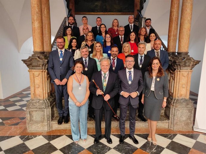 El nuevo presidente de la Diputación de Córdoba, Salvador Fuentes, posa con el bastón de mando de la Diputación, junto al resto de diputados provinciales para el mandato 2023/2027.