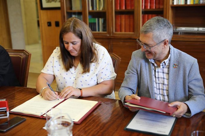 La presidenta de la Mancomunidad de la Costa Tropical, María José Sánchez, firma el convenio para el desglosado nueve de Rules en presencia de Hugo Morán