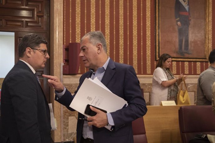 El alcalde de Sevilla, José Luis Sanz (d), y el presidente del Pleno del Ayuntamiento, Álvaro Pimentel (i).