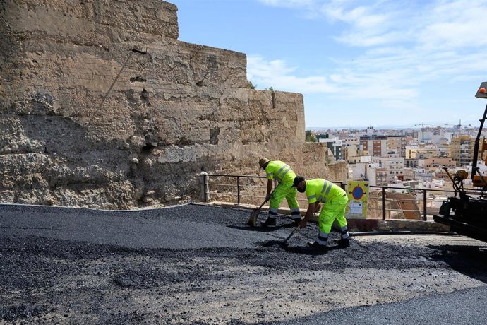 Archivo - Operarios asfaltan el cerro de San Cristóbal, en Almería