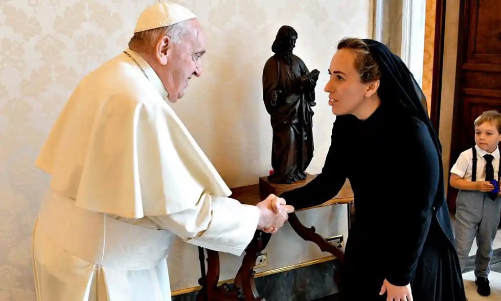 El Papa Francisco saluda a la esposa de Julian Assange, Stella Assange.