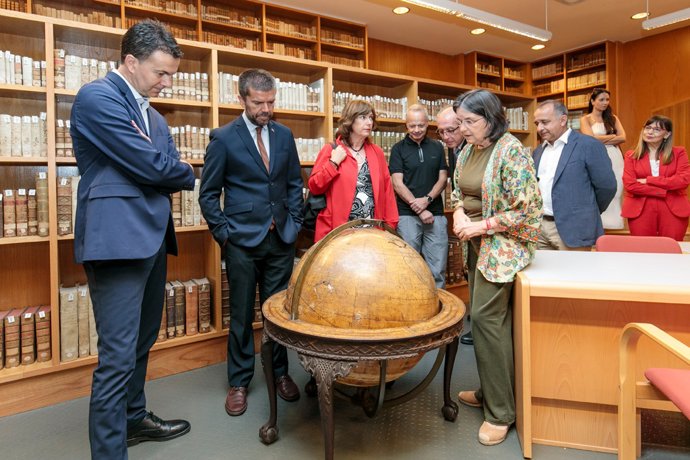 El ministro de Industria, Turismo y Comercio, Héctor Gómez (i), en una visita a la ULL