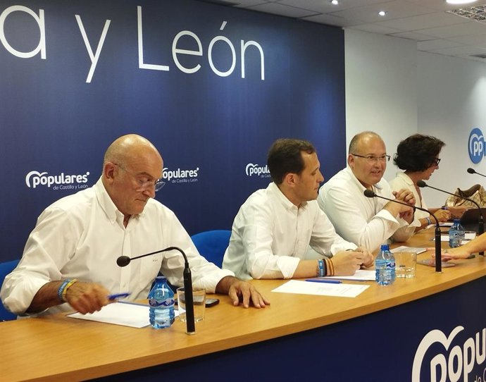 De izquierda a derecha, Jesús Julio Carnero, Conrado Íscar, Miguel Tellado y Mercedes Cantalapiedra, durante la reunión de la Junta Directiva Provincial Extraordinaria del PP de Valladolid.