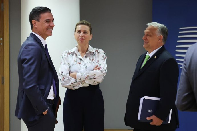 El presidente del Gobierno, Pedro Sánchez, junto a los primeros ministros de Hungría, Viktor Orbán, y Dinamarca, Mette Frederiksen