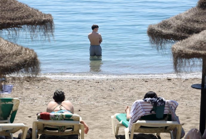 Archivo - Varias personas en la playa de La Malagueta. Imagen de archivo.