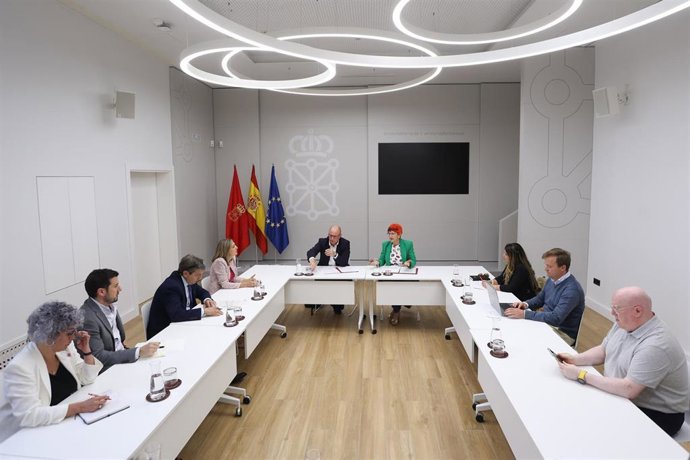 El consejero de Educación, Carlos Gimeno, y la consejera de Salud, Santos Induráin, junto con representantes de los ayuntamientos de Pamplona, Burlada, Huarte y Valle de Egüés.