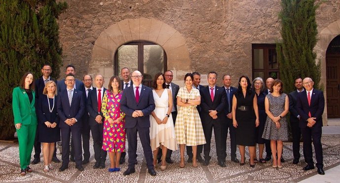 Foto de familia del equipo de gobierno de la Universidad de Granada, con el rector, Pedro Mercado, en el centro