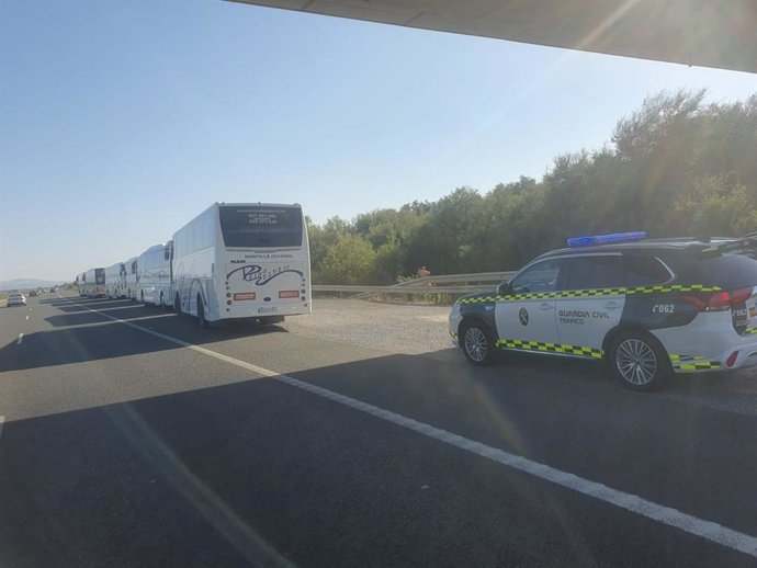 Control de autobuses por la Guardia Civil de Tráfico.