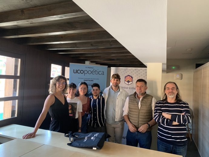 Laura Pérez Moreno (izda) al inicio del laboratorio de creación poética el pasado mes de abril.