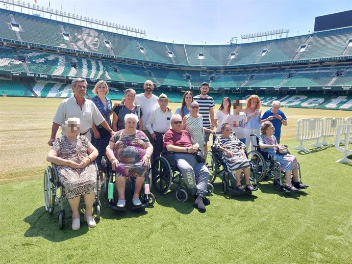 Las Fundaciones Lara y Real Betis fomentan la lectura entre los mayores con el proyecto 'Lecturas en verdiblanco'