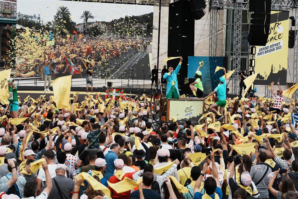 presentación de los equipos que participarán en la etapa inaugural del Tour de Francia, en la explanada del Guggenheim, a 29 de junio de 2023