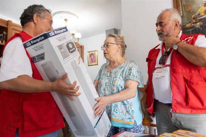 Voluntarios de Cruz Roja en el reparto de ventiladores.