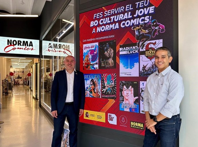 El delegado del Gobierno en Catalunya, Carlos Prieto, ha presentado el Bono Cultural Joven en Norma Comics de Barcelona