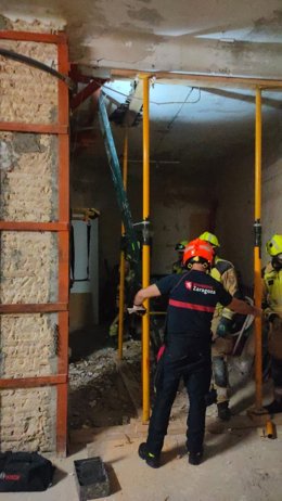 Bomberos y Policía Local de Zaragoza desalojan un piso de la calle San Blas por el deterioro del forjado de madera