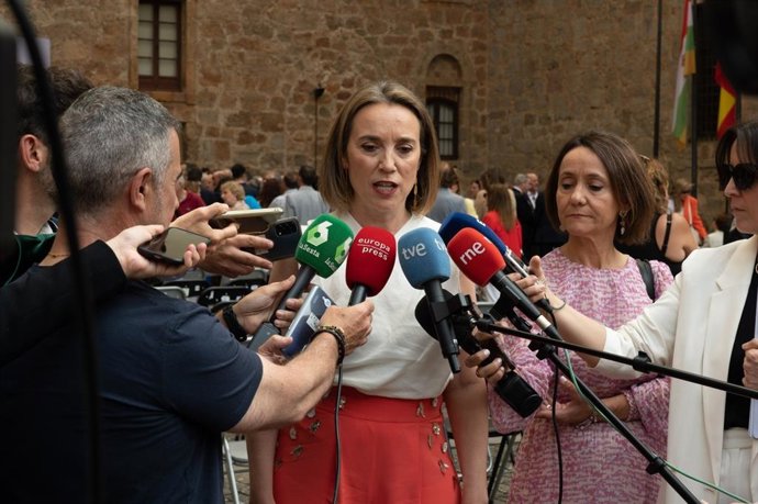 La secretaria general del PP, Cuca Gamarra atiende a los medios de comunicación en San Millán de la Cogolla